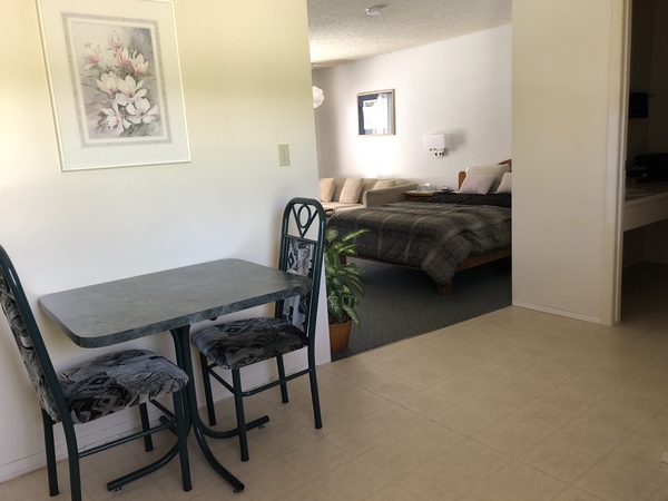 Deluxe 1 Queen Kitchen (No Pet) Photo 3