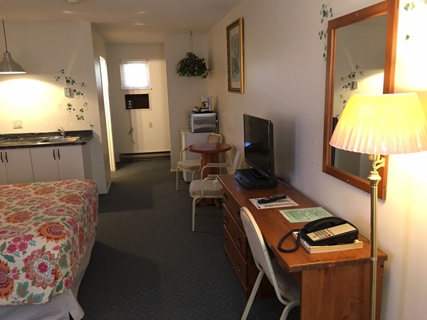 Superior 1 Queen Kitchenette Photo 4